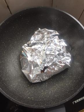 再用锡纸把花甲包裹起来。