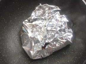 再用锡纸把花甲包裹起来。