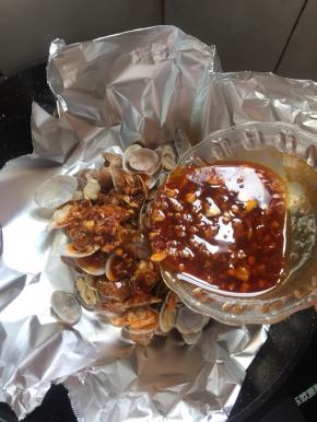 把熬好的料汁儿均匀的淋在花甲上。