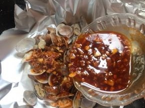 把熬好的料汁儿均匀的淋在花甲上。