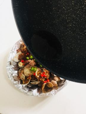 趁热均匀的淋在烤好的花甲上即可。