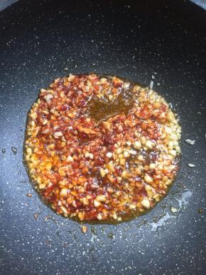 加入一勺郫县豆瓣酱炒出红油来。