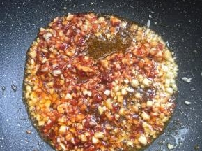 加入一勺郫县豆瓣酱炒出红油来。