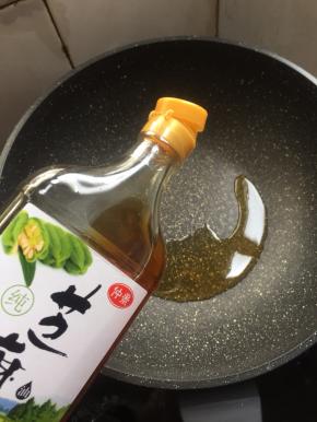 锅烧热倒入适量的仲景麻油，烧至冒烟即可。