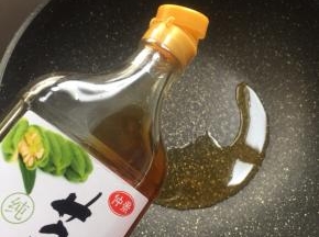 锅烧热倒入适量的仲景麻油，烧至冒烟即可。