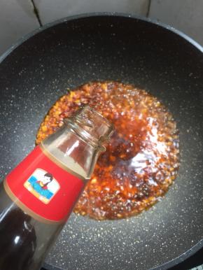 加入一勺蒸鱼豉油和一勺蚝油。