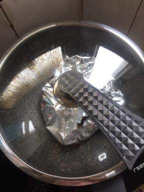 盖上盖子，调最小火烤10分钟即可。