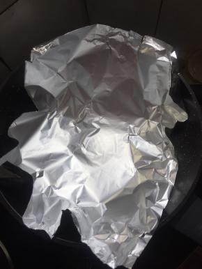 麦饭石不粘锅烧热倒入少许的油，铺上锡纸。