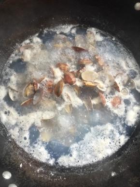 水烧开，放入花甲焯水至花甲全部张开嘴巴。