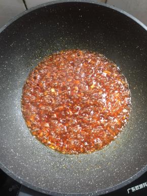 加入一勺鸡精煮开即可。