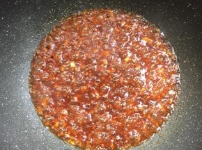 加入一勺鸡精煮开即可。