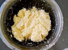 将椰蓉馅所有材料混合，搅拌均匀