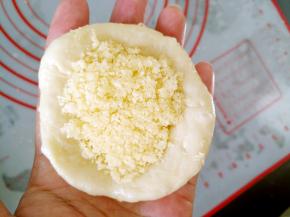 将馅料包进小面团中，滚圆