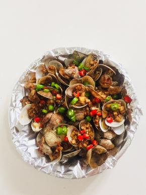 烤好后，连同锡纸一起从麦饭石不粘锅里拿出来，放在披萨盘里，撒入适量的青红尖椒圈儿。