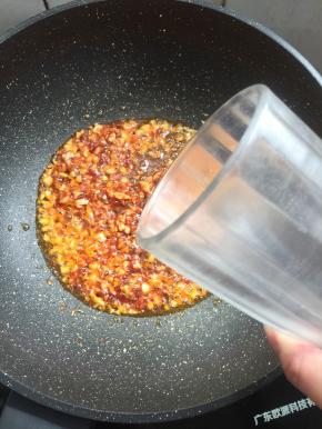 加入少许的水。