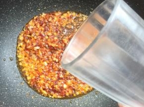 加入少许的水。