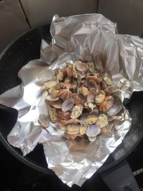 把处理好的花甲倒在锡纸上。