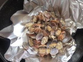 把处理好的花甲倒在锡纸上。