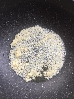 麦饭石不粘锅烧热倒入适量的油，放入蒜末小火炒香。