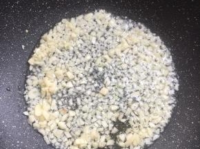麦饭石不粘锅烧热倒入适量的油，放入蒜末小火炒香。