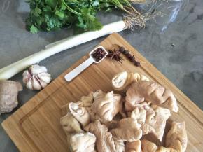 准备食材，肥肠需要处理干净。