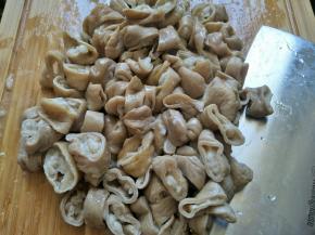 取出，切成小段状，沥干水份