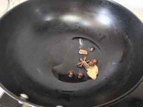 炒锅加热，放入少量的食用油，八角、小山楂、香叶放到油中。香料炸到变色，加入适量的白砂糖，用勺子炒匀，变焦糖色。