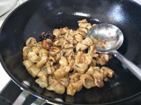 肥肠倒入锅中，翻炒到肥肠均匀上色