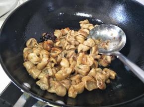 肥肠倒入锅中，翻炒到肥肠均匀上色