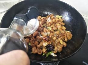 倒入适量的醋，翻炒。