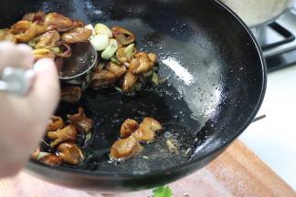 出锅时，可以不要炒出的油。趁热和家人分享美味吧。