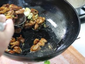 出锅时，可以不要炒出的油。趁热和家人分享美味吧。