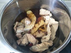 高压锅放适量花椒，一勺老抽，高压锅中大火15分钟即可。