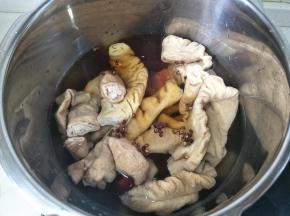 高压锅放适量花椒，一勺老抽，高压锅中大火15分钟即可。