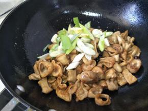 放入葱姜蒜。继续翻炒。