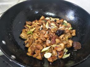 加入盐。翻炒均匀。