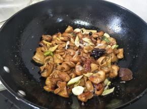 加入盐。翻炒均匀。