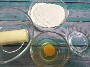 准备食材，只需要蛋黄，黄油室温软化。蛋黄和水盐、糖混合放入冰箱冷藏待用。