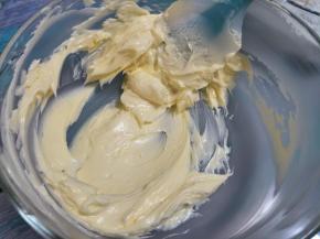 黄油软化，用刮刀搅打到顺滑。