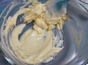 黄油软化，用刮刀搅打到顺滑。