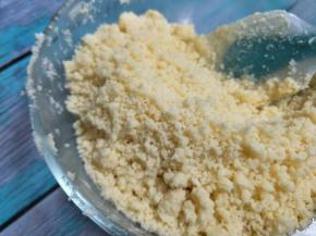 倒入面粉，用刮刀压和切的方式和黄油融合。