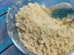 倒入面粉，用刮刀压和切的方式和黄油融合。