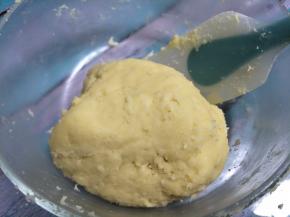 倒入冰箱冷藏的蛋黄水，用刮刀聚拢成团。冷藏2小时以上或者直接冷冻一晚上，第二天在做。