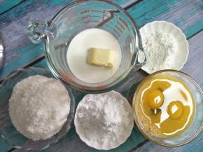 现在制作椰蓉陷。准备好食材。