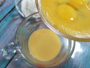 牛奶和黄油隔水加热到黄油融化。稍微晾凉后，倒入鸡蛋液。搅匀。