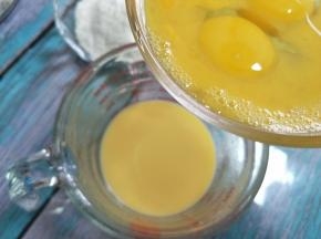 牛奶和黄油隔水加热到黄油融化。稍微晾凉后，倒入鸡蛋液。搅匀。