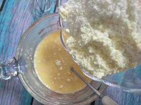 倒入糖粉，搅匀。倒入椰蓉和奶粉，搅匀。