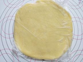 塔皮面团提前取出，稍微回温一会。