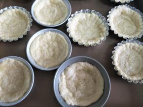 所有的都放到模具中，底部扎几个孔，放入提前预热的烤箱180度10分钟，取出