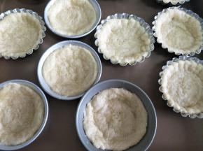 所有的都放到模具中，底部扎几个孔，放入提前预热的烤箱180度10分钟，取出